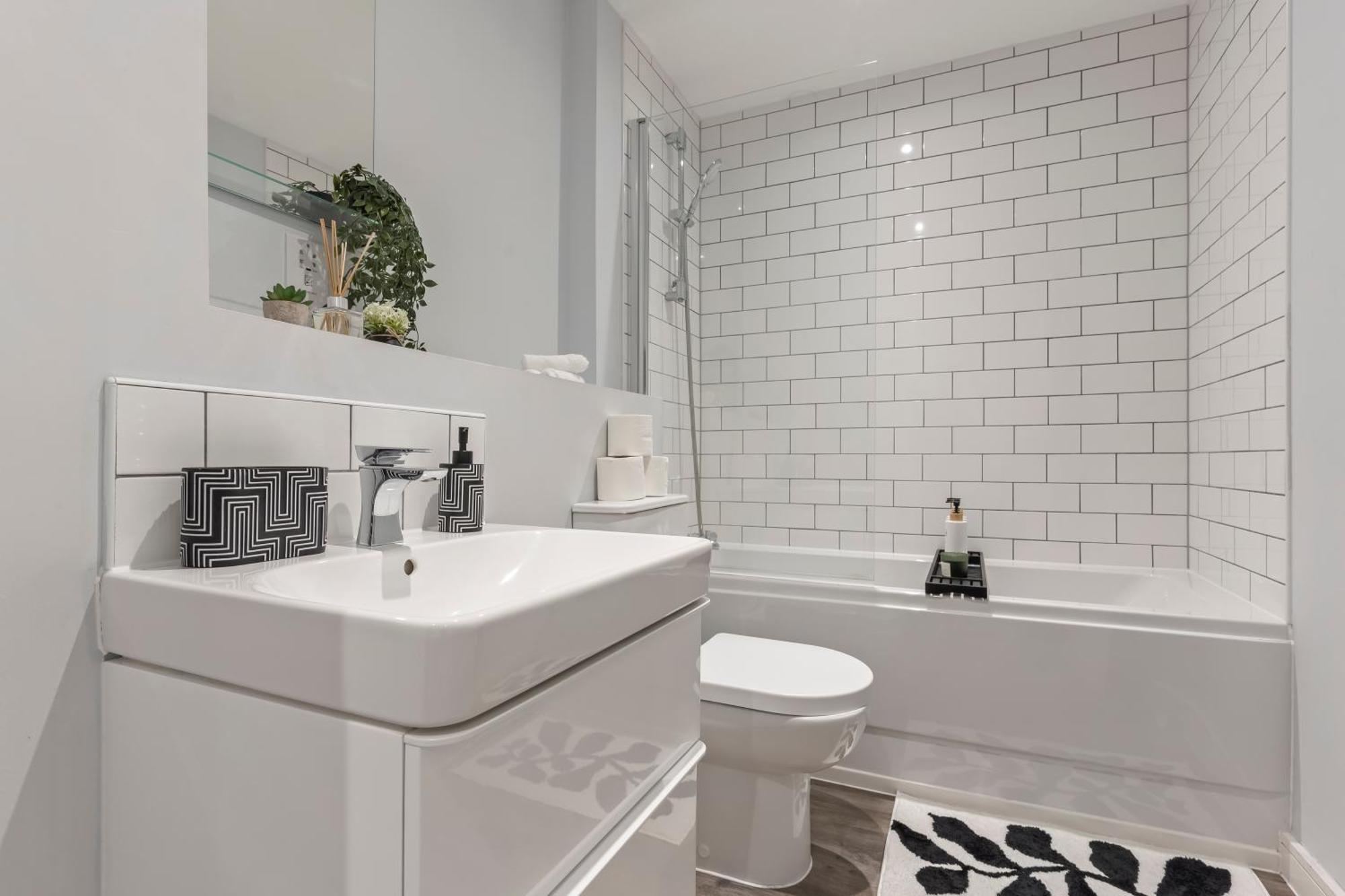 Tropical - 2 Bed 2 Bath Centre Netflix Games - Exclusive Weekly And Monthly Deals - Raozee Homes Apartment