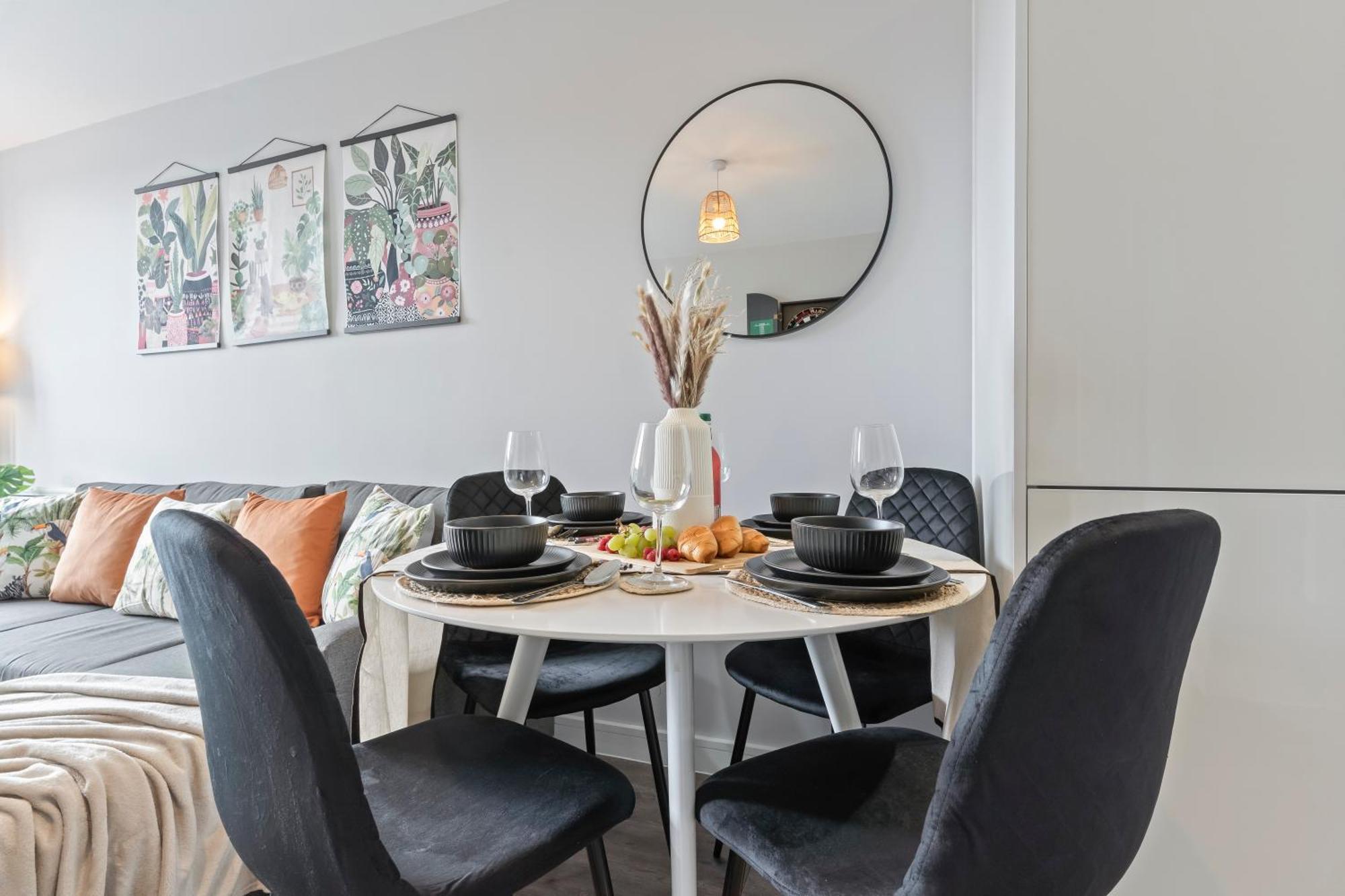 Apartment Tropical - 2 Bed 2 Bath Centre Netflix Games - Exclusive Weekly And Monthly Deals - Raozee Homes *